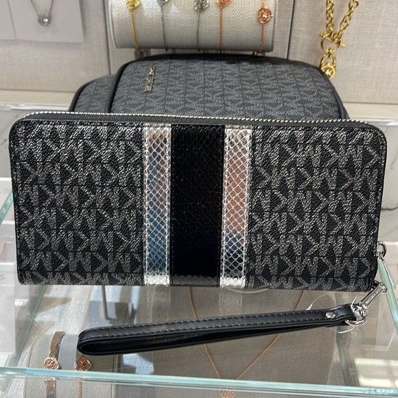 Michael Kors Jet Set Travel Large Signature Logo and Metallic Continental Wallet - Picture 7 of 16